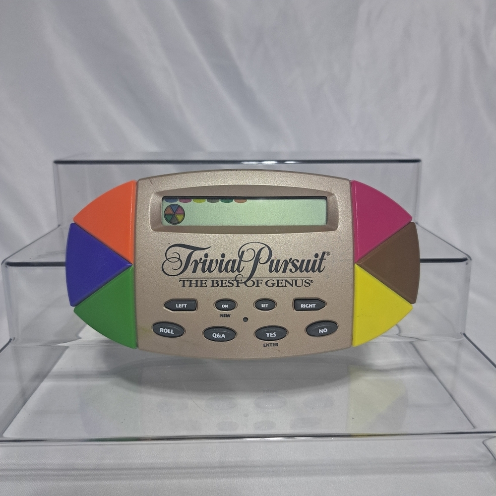 Trivial Pursuit The Best of Genus Electronic Handheld‎ Portable Game 1997 TESTED
